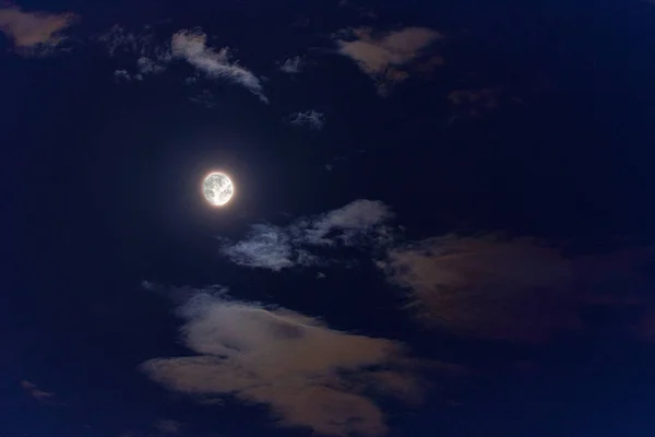 Parlak Ay Dünya uydusu gece gökyüzünde 