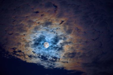 Parlak Ay Dünya uydusu gece gökyüzünde 