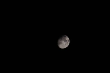 Parlak Ay Dünya uydusu gece gökyüzünde 