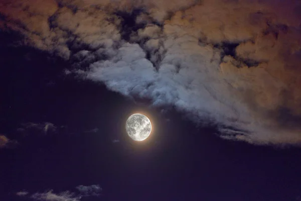 Lune lumineuse satellite de la Terre sur le ciel nocturne — Photo