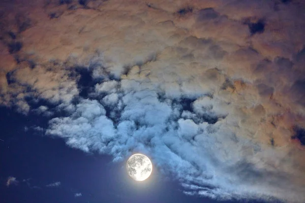 Luna brillante satélite de la Tierra en el cielo nocturno — Foto de Stock