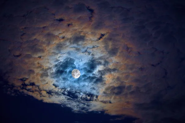 Lune lumineuse satellite de la Terre sur le ciel nocturne — Photo