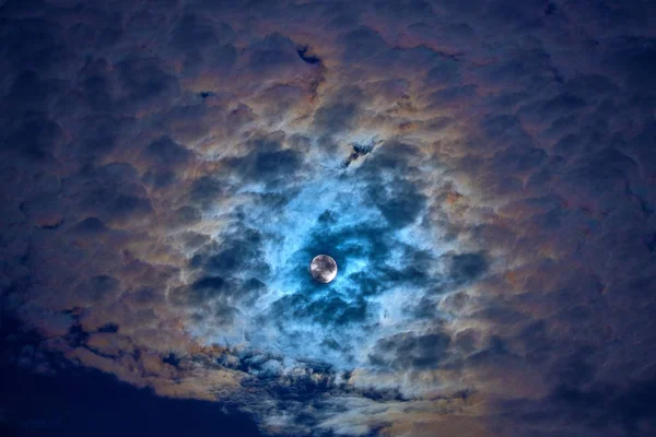 Jasny Księżyc Ziemia satelita na nocnym niebie — Zdjęcie stockowe