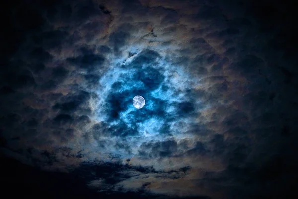 Parlak Ay Dünya uydusu gece gökyüzünde 