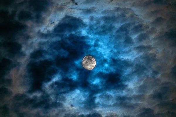 Parlak Ay Dünya uydusu gece gökyüzünde 