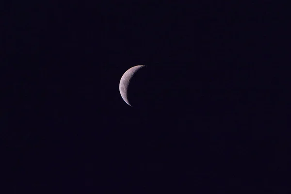 Lune lumineuse satellite de la Terre sur le ciel nocturne — Photo