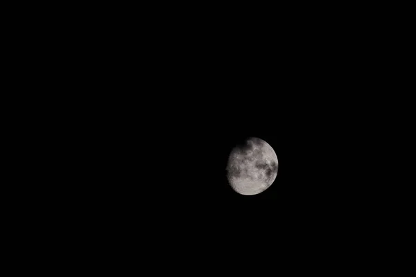 Φωτεινό φεγγάρι Γη δορυφόρος στο νυχτερινό ουρανό — Φωτογραφία Αρχείου
