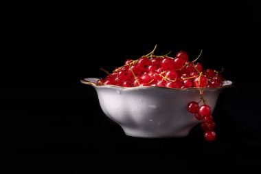 Arka planda taze yıkanmış frenk üzümü.