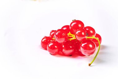 Taze yıkanmış kırmızı curran meyveleri.