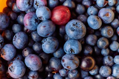 Masada taze yıkanmış yabanmersini var. 