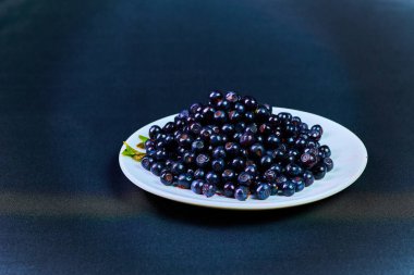 Masada taze yıkanmış yabanmersini var. 