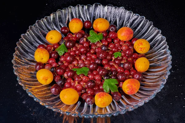 Masada su damlaları olan taze kayısılar.