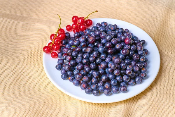 Masada taze yıkanmış yabanmersini var. 