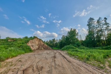 Kum tepesi kırsalda güneşli bir günde