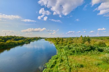 Huzurlu kırsal yaz Avrupa manzarası Yeşil ağaçlar ve va