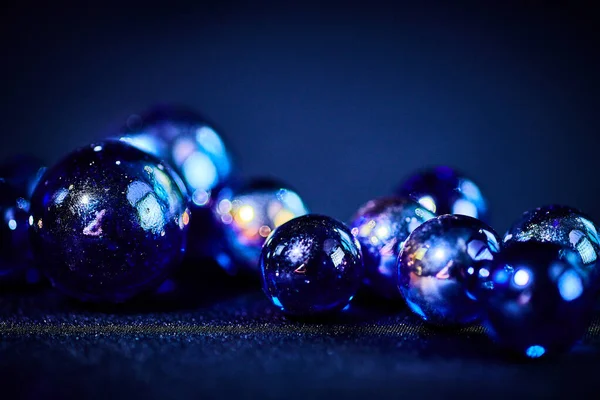 Kerstmis Nieuwjaar heldere bokeh abstracte achtergrond van glas bal — Stockfoto
