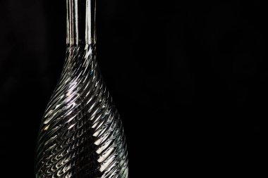 Zarif, şeffaf, boş bir şişe. Pahalı bir konyak.