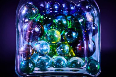 Noel 'de cam bankada parlak bokeh topları 