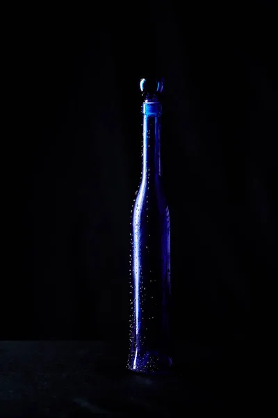 Elegante bottiglia blu di costoso regalo di vino con gocce d'acqua o — Foto Stock