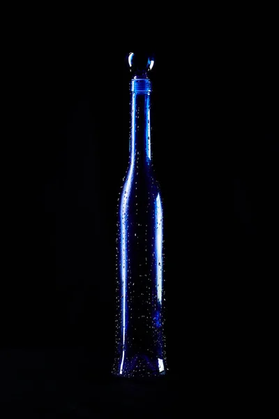 Elegante botella azul de regalo de vino caro con gotas de agua o —  Fotos de Stock