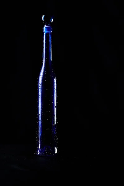 Garrafa azul elegante de presente de vinho caro com gotas de água o — Fotografia de Stock