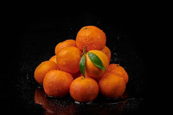 Mandarinen Mandarinen mit Wassertropfen auf schwarzem Hintergrund. neu — Stockfoto
