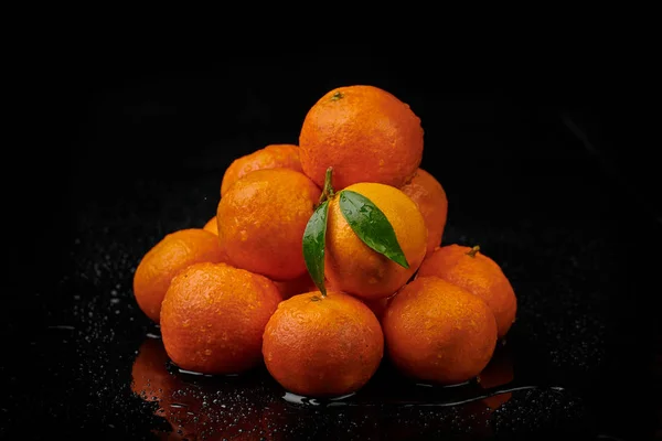 Mandarinen Mandarinen mit Wassertropfen auf schwarzem Hintergrund. neu — Stockfoto