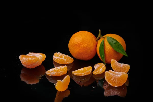 Tangerines mandarines with water drops on black background. New — Stock Photo, Image