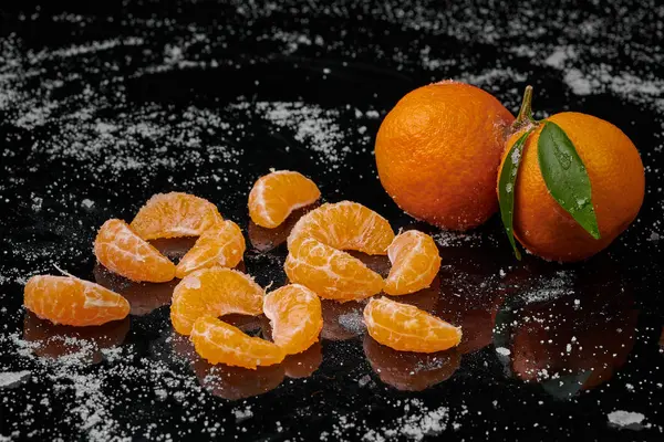 Mandarinen Mandarinen mit Wassertropfen auf schwarzem Hintergrund. neu — Stockfoto