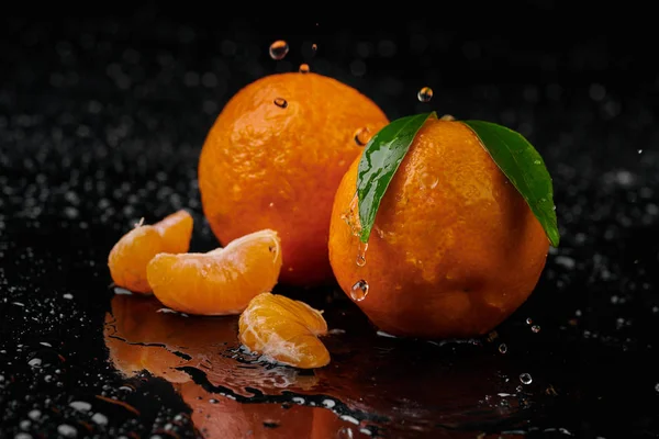 Mandarinen Mandarinen mit Wassertropfen auf schwarzem Hintergrund. neu — Stockfoto