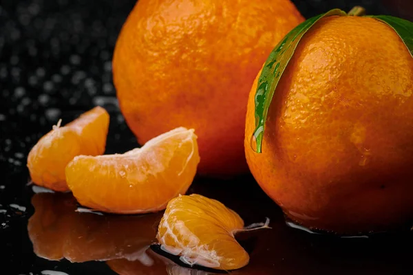 Mandarinen Mandarinen mit Wassertropfen auf schwarzem Hintergrund. neu — Stockfoto