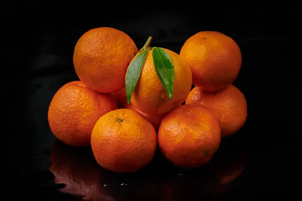 Mandarini mandarini con gocce d'acqua su fondo nero. Nuovo — Foto Stock