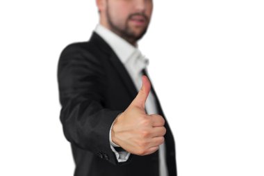 Takım elbiseli ve kravatlı işadamı baş parmağını gösteriyor.