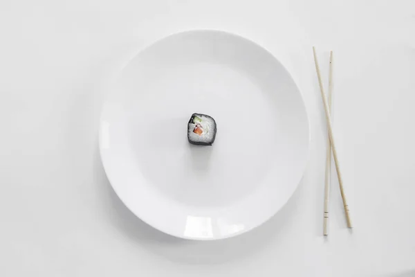 Rolos Sushi Com Salmão Pauzinhos Fundo Branco — Fotografia de Stock