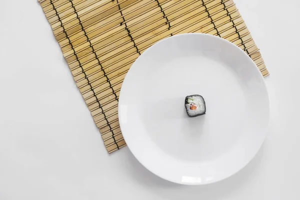 Suşi beyaz arkaplanda yuvarlanıyor