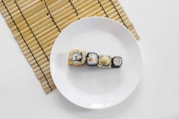 Suşi, somon, avokado, salatalık, zencefil, siyah arka plan, üst görünüm.