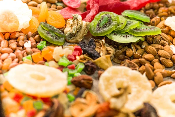 Farklı meyve ve fındık karışımı. 