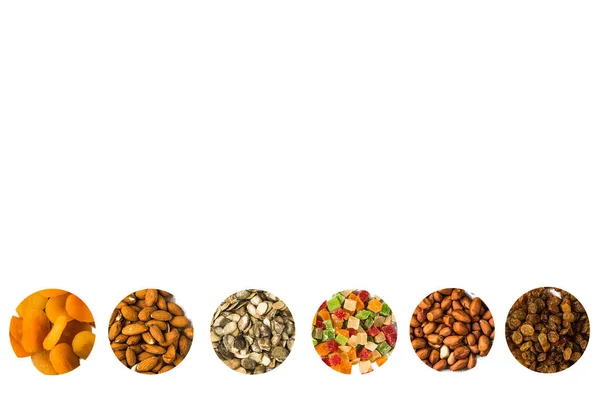 Beyaz arka planda kurutulmuş meyve ve fındık