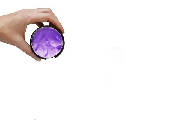 Beyaz arka plana kozmetik krem süren kadın