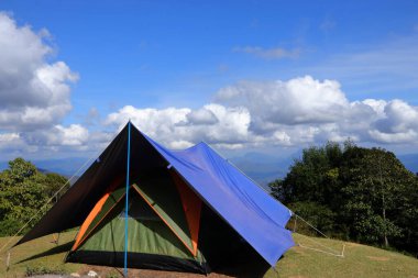 Güzel gökyüzü ve bulutlarla bir çadır kuruldu..