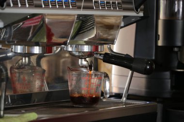 Taze kahve makinesi çalışıyor..