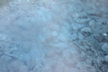 Taş zemini net gören bir kaplıca..