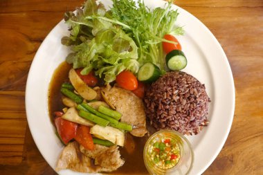 Sofraya soslu sebze salatalı fırında domuz eti..