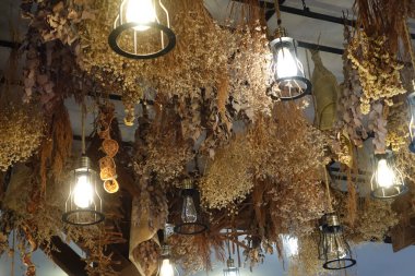   Ampul restoranı daha önce olduğu gibi süslüyor..                             