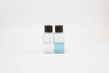 Duş jeli ve şampuan küçük kare şişede.