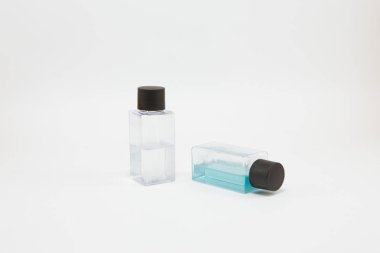 Duş jeli ve şampuan küçük kare şişede.