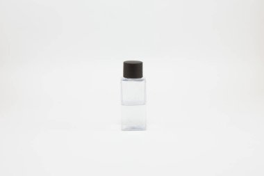 Duş jeli ve şampuan küçük kare şişede.