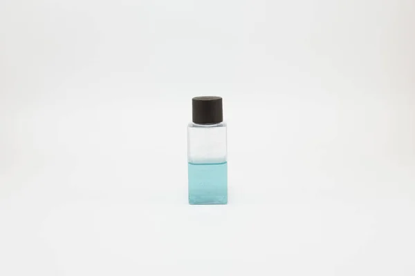 Duschgel och schampo i liten fyrkantig flaska — Stockfoto