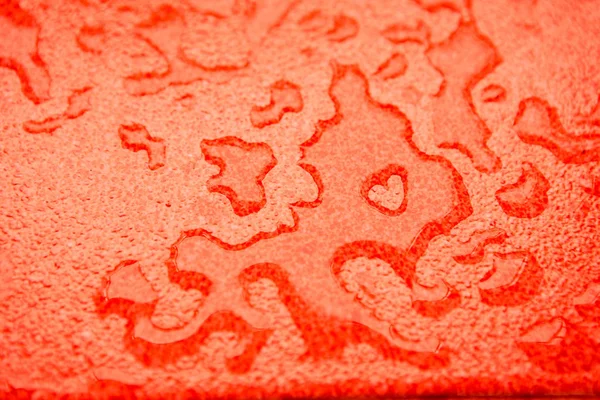 빨간 표면에 물 상품 — 스톡 사진