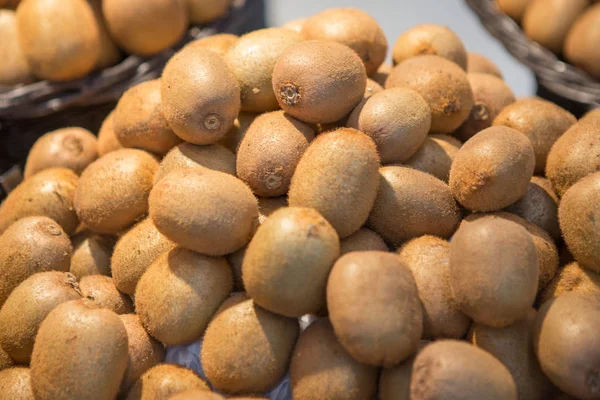 Muitos kiwis em supermercados — Fotografia de Stock